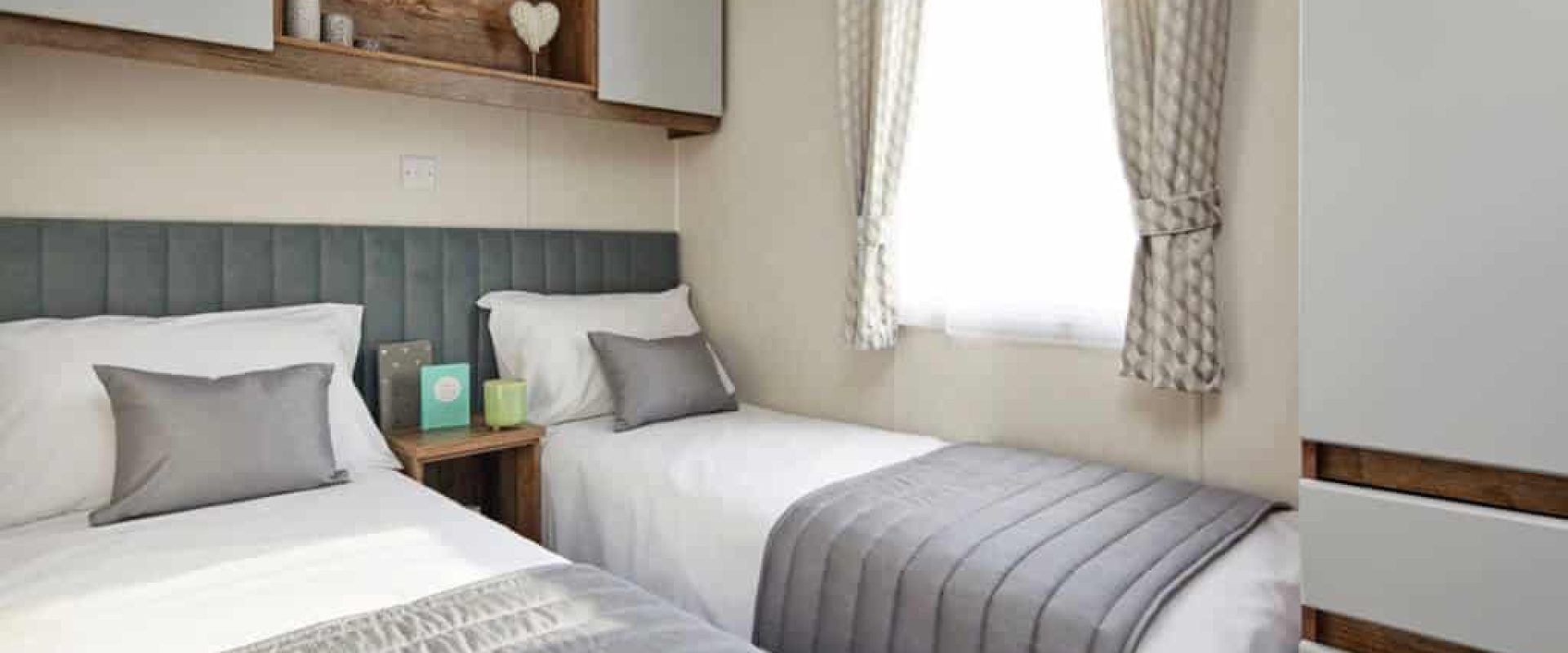 Oakcliff's Lapwing Plus Mini Lodge twin bedroom with a lot of natural light.