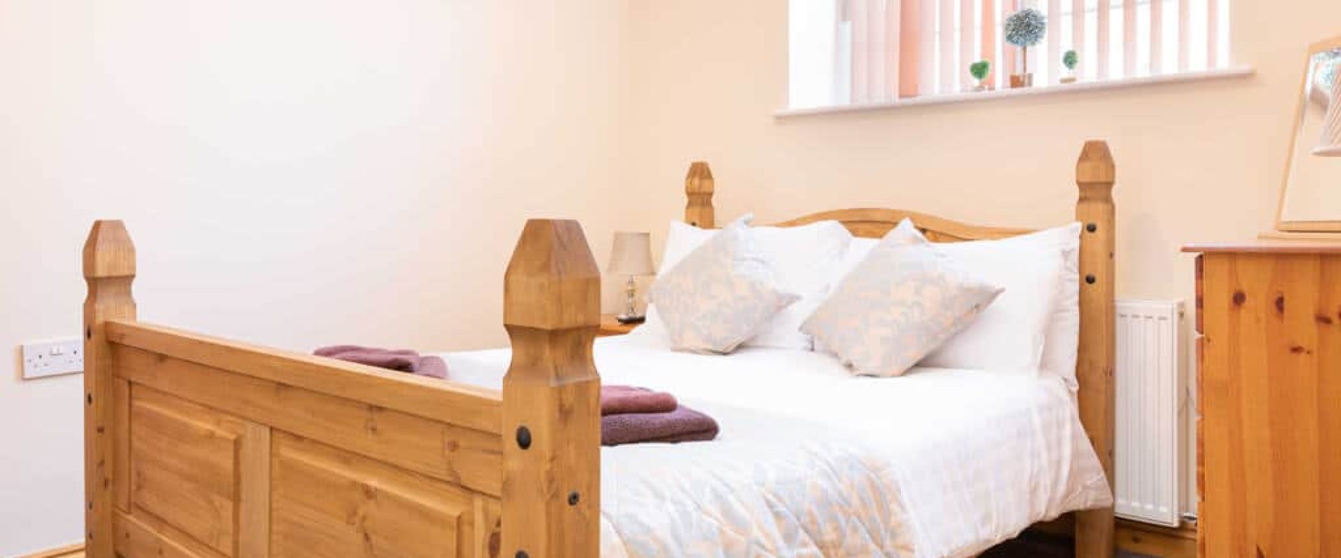Oakcliff's Mews Cottage double bedroom. Including a sturdy, wooden bed with homely fittings.