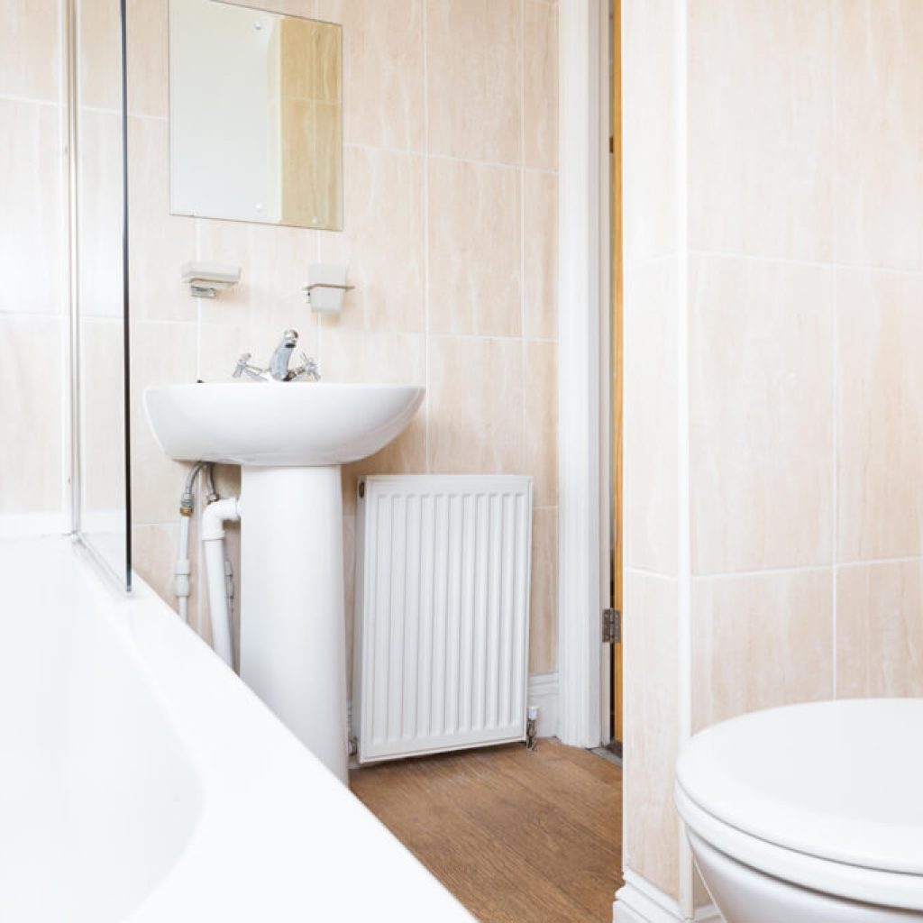 Oakcliff's Oak Cottage bathroom. Including a toilet, sink and bath.