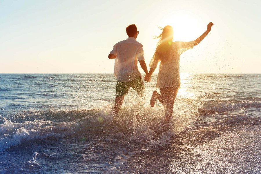 happy-young-couple-enjoying-sea