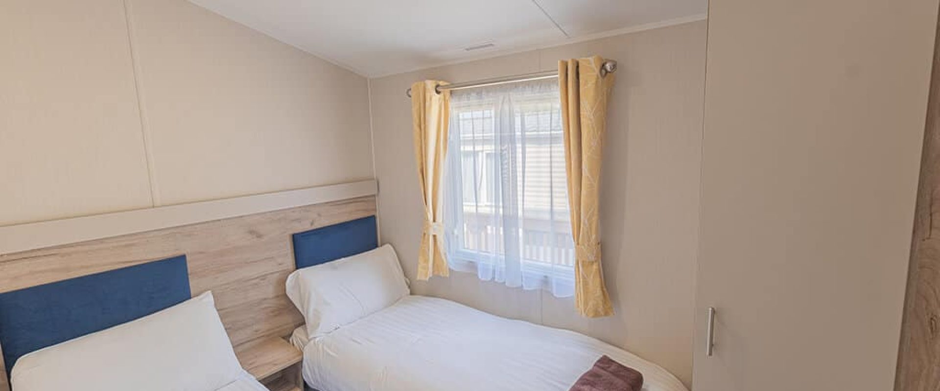 Oakcliff's Wren Plus Caravan twin bedroom