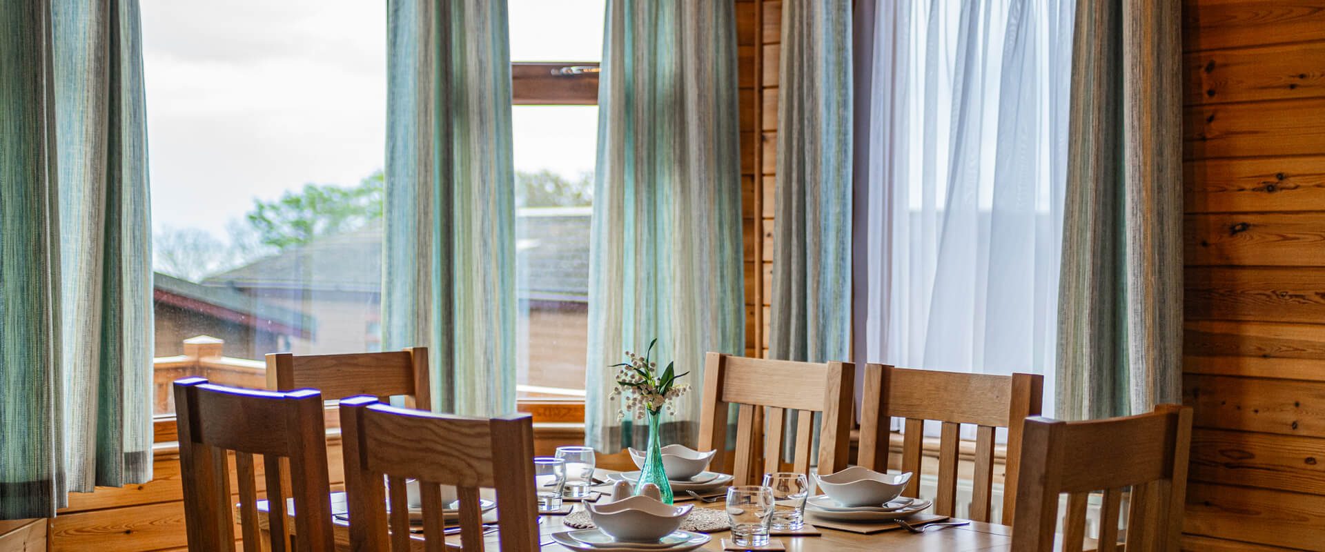 Oakcliff's Pine Lodge dining room with natural light coming through the large windows